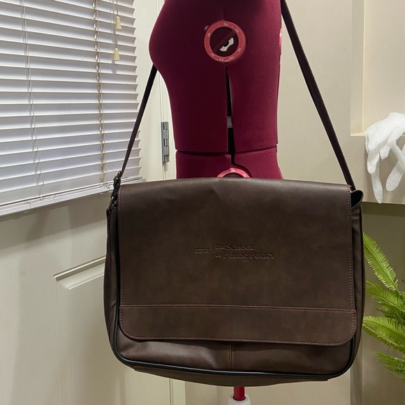 Debco brown leather University of Calgary stamped messenger shoulder bag. Used. - Picture 13 of 14